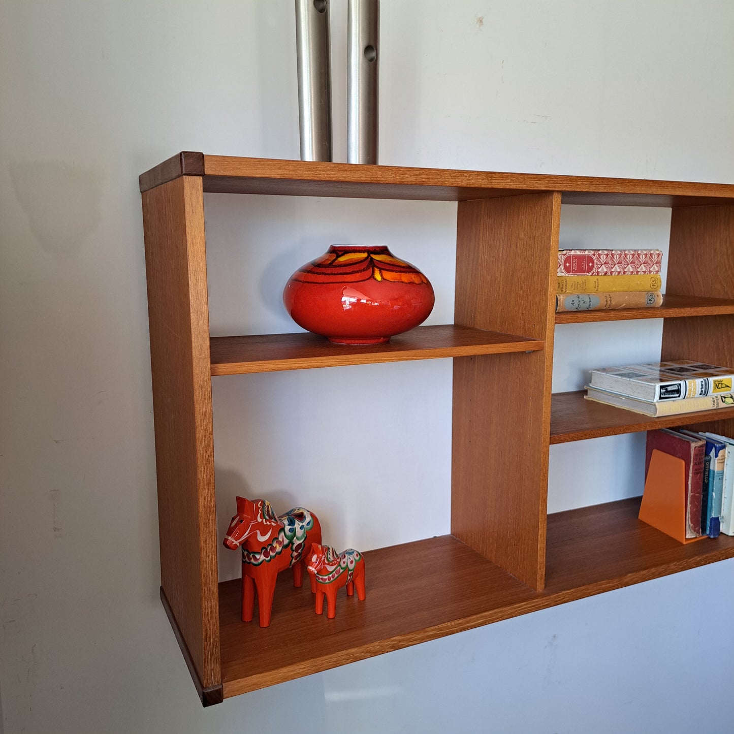 Beaver and Tapley SL Floating Wall System - Open Front Display Unit with Dividers