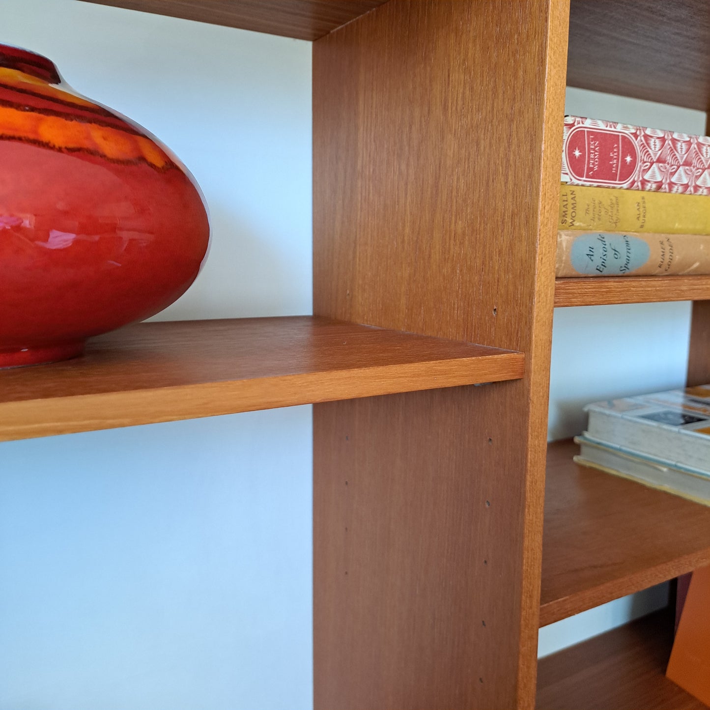 Beaver and Tapley SL Floating Wall System - Open Front Display Unit with Dividers