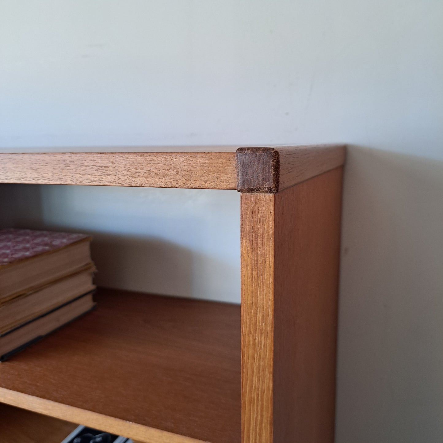 Beaver and Tapley SL Floating Wall System - Open Front Display Unit with Dividers
