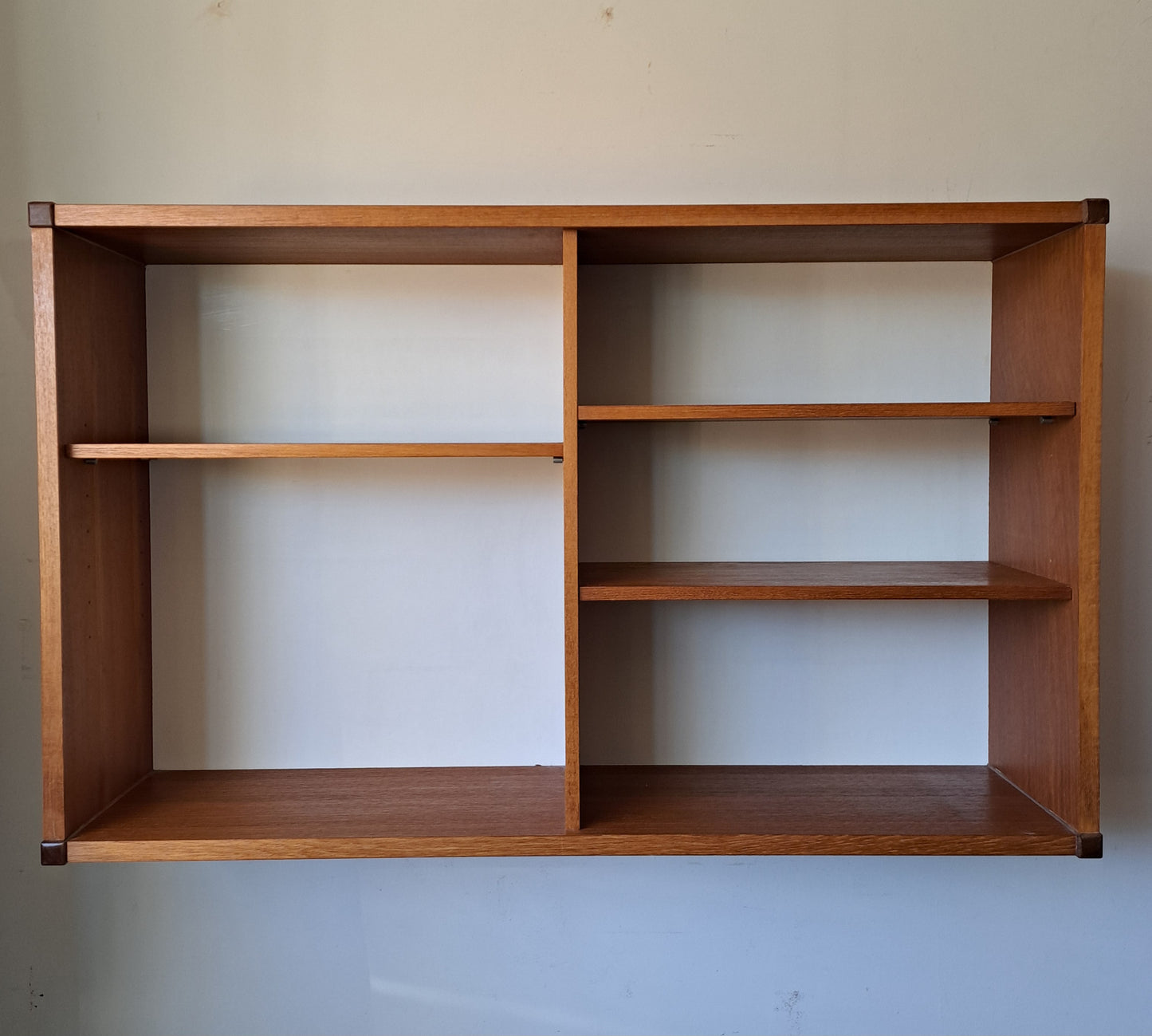 Beaver and Tapley SL Floating Wall System - Open Front Display Unit with Dividers