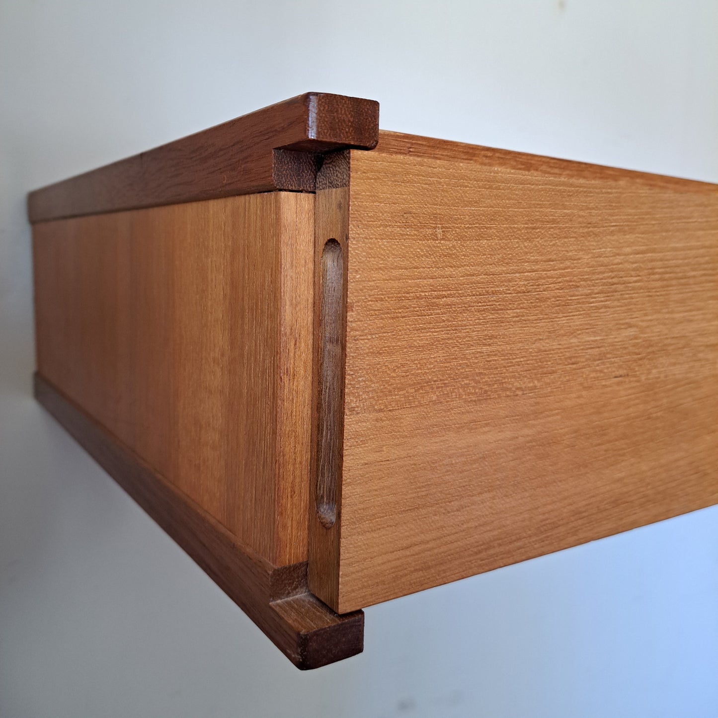 Beaver and Tapley SL Floating Wall System - Single Drawer Unit