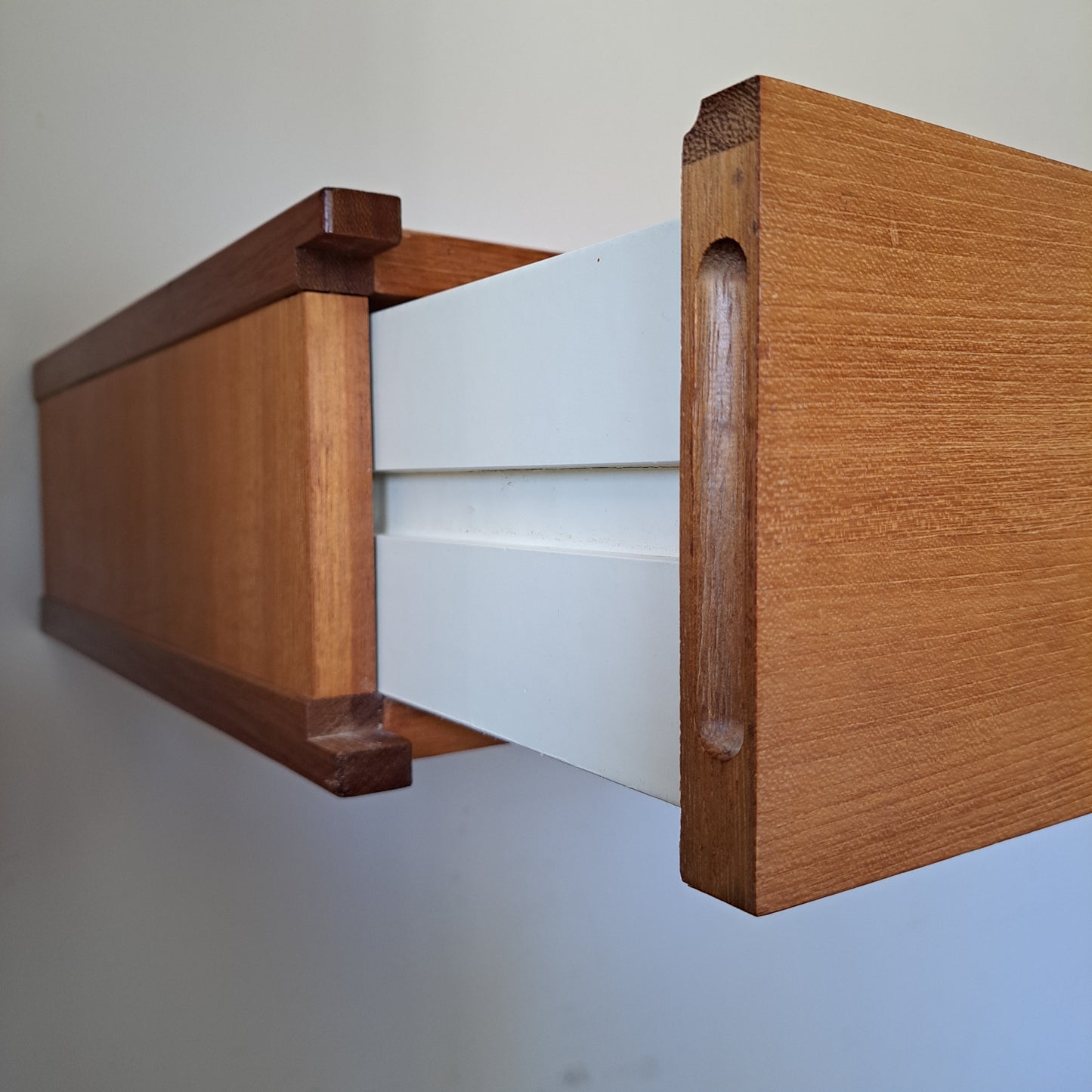 Beaver and Tapley SL Floating Wall System - Single Drawer Unit