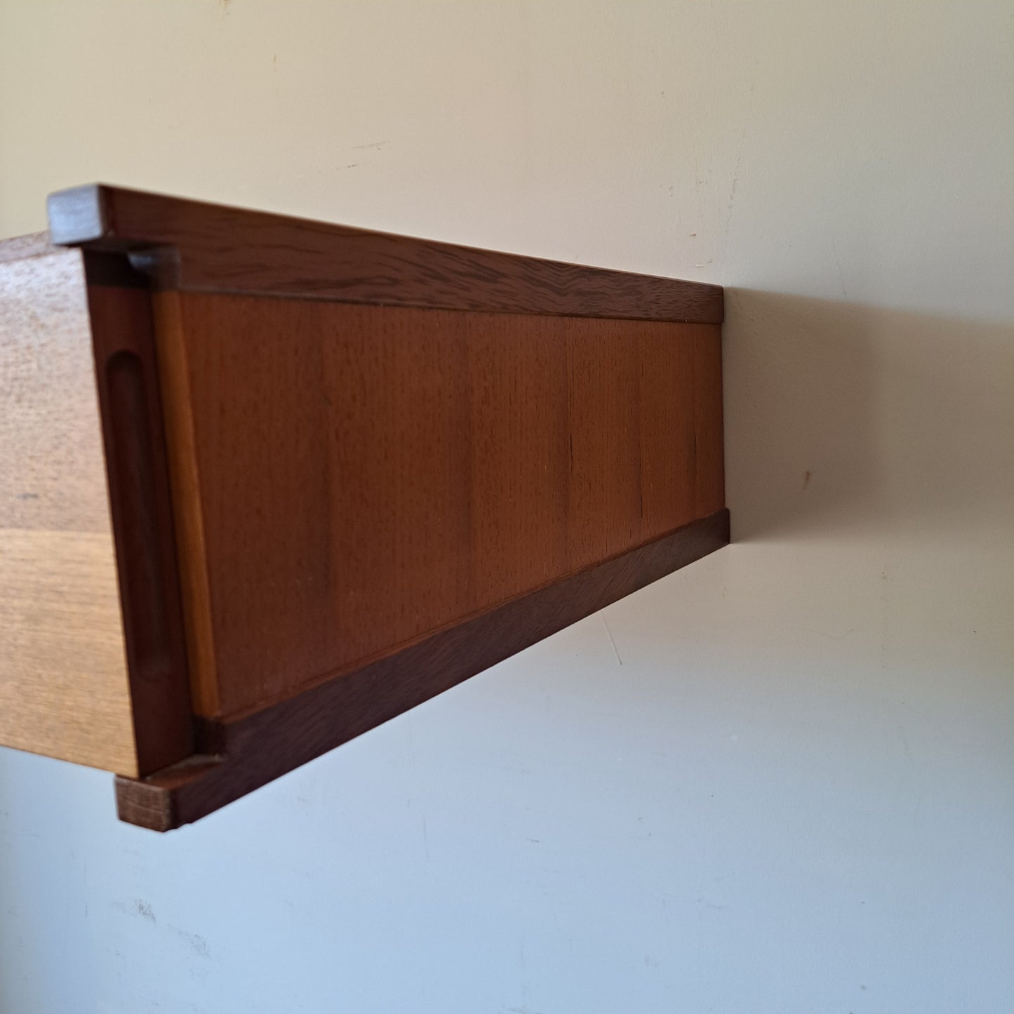 Beaver and Tapley SL Floating Wall System - Single Drawer Unit