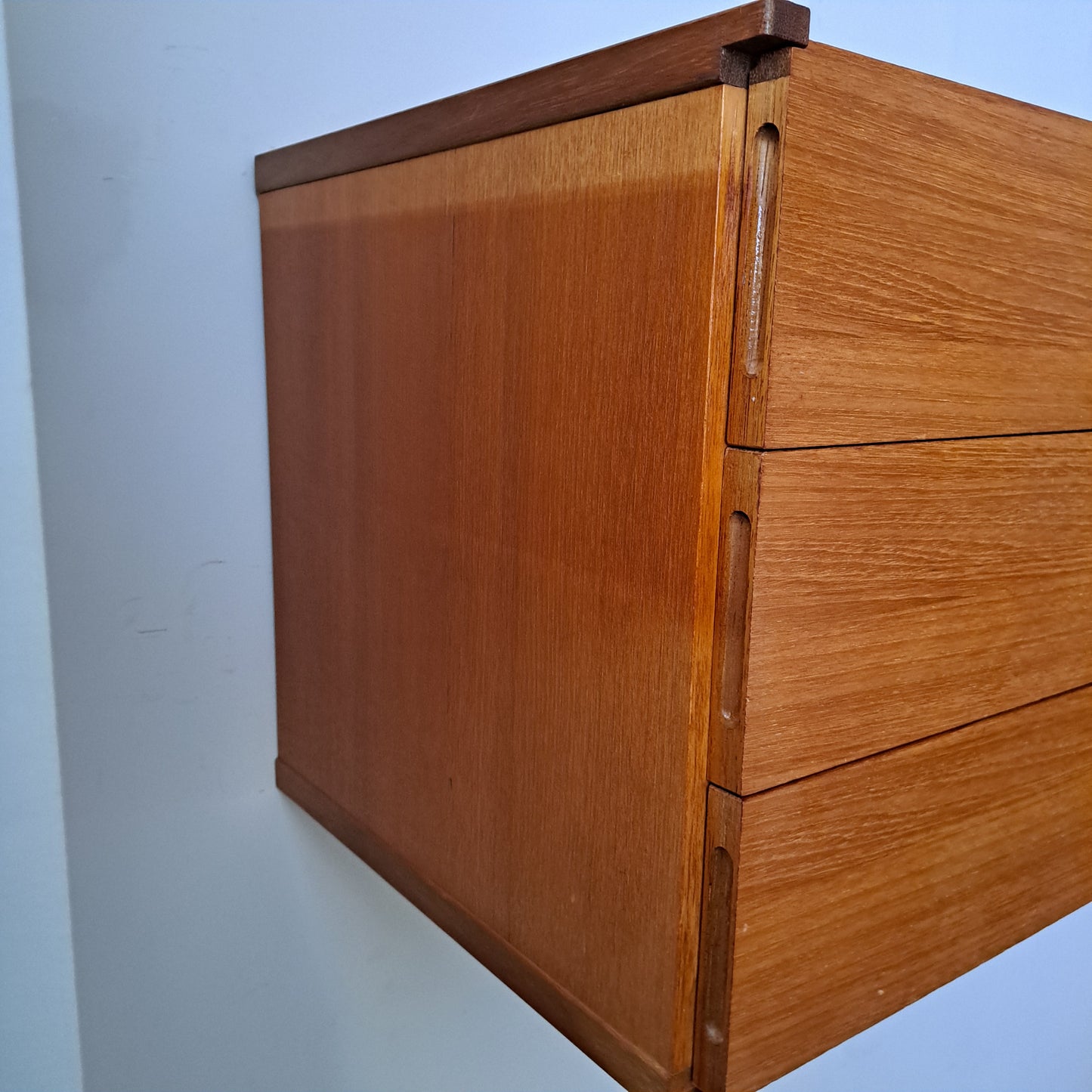Beaver and Tapley SL Floating Wall System - 3 Drawer Unit