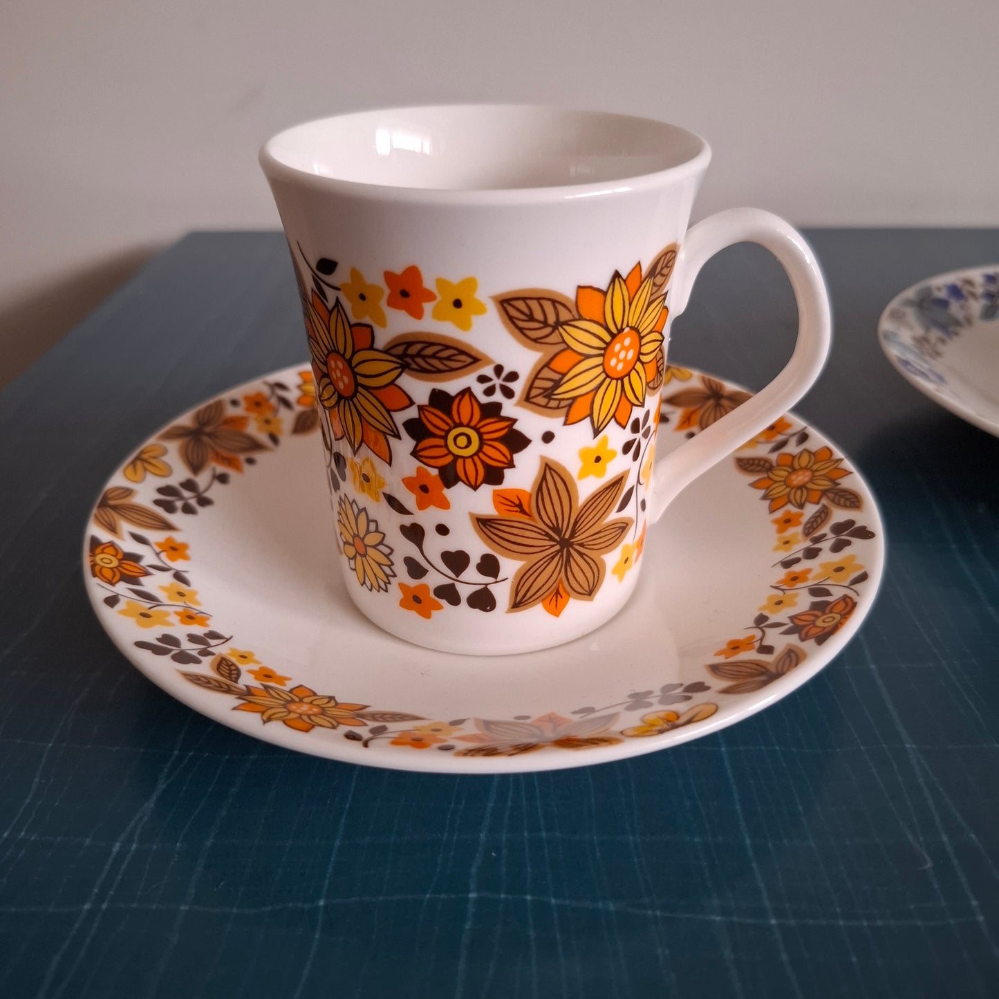 Set of 6 Elizabethan Fine Bone China 'Carnaby' Tea Mugs and Saucers