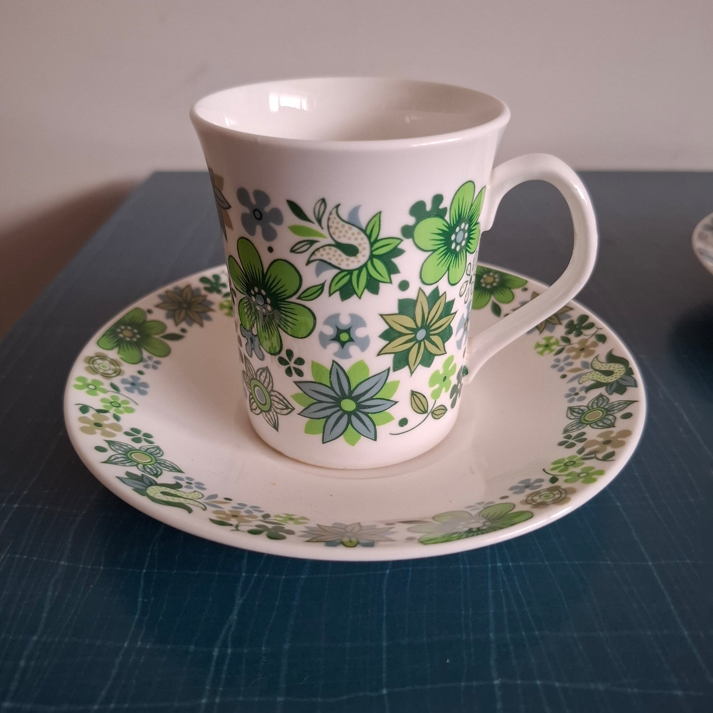 Set of 6 Elizabethan Fine Bone China 'Carnaby' Tea Mugs and Saucers