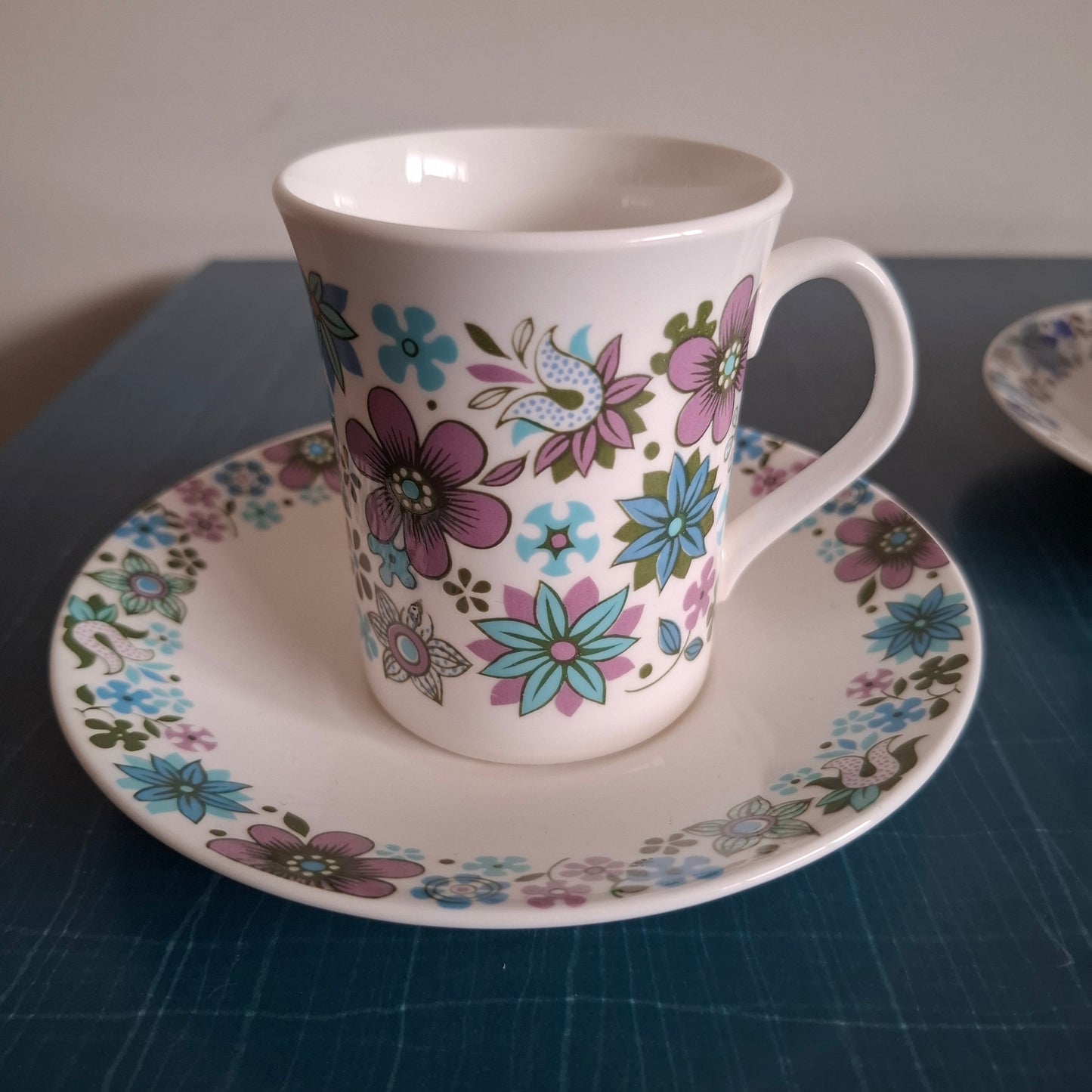 Set of 6 Elizabethan Fine Bone China 'Carnaby' Tea Mugs and Saucers
