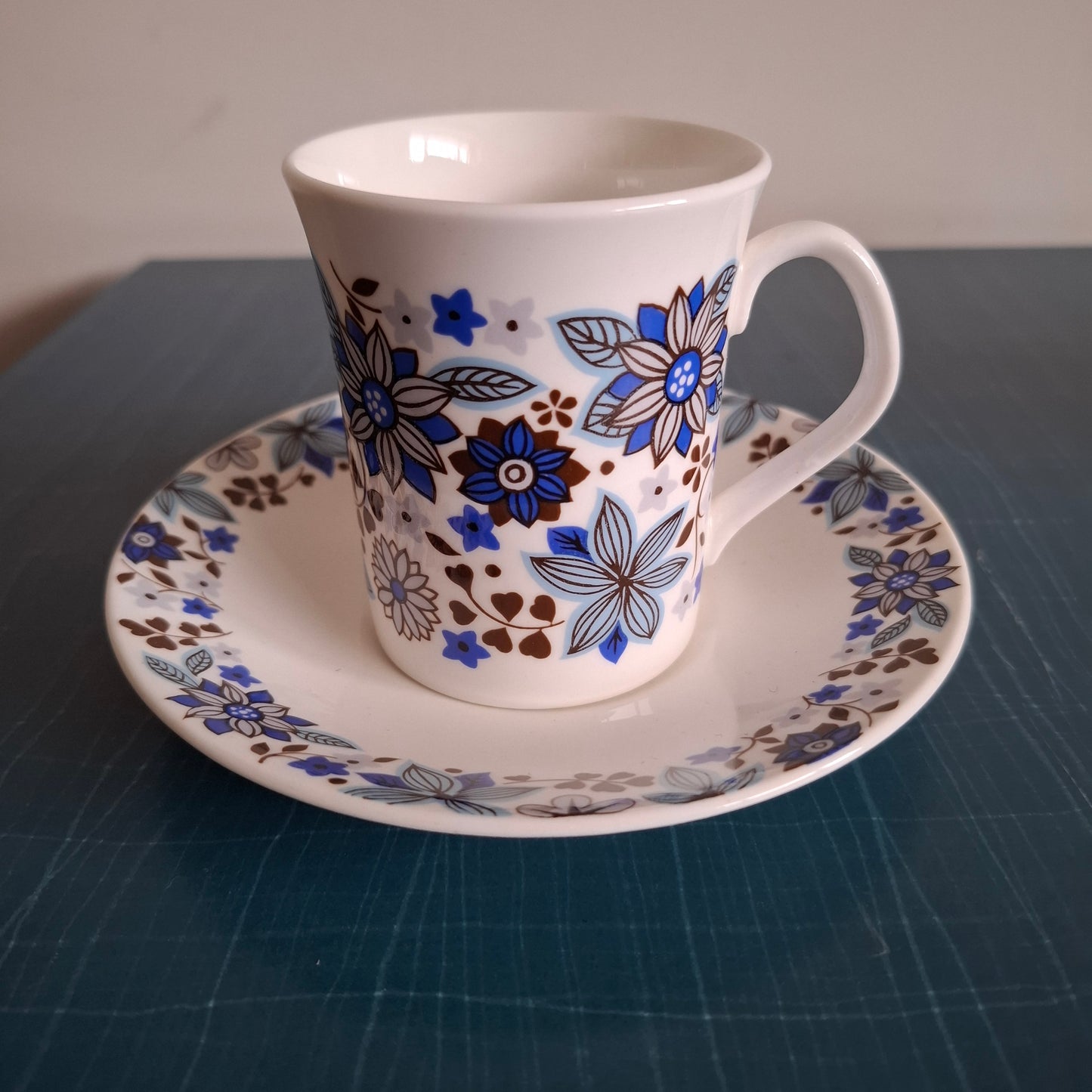 Set of 6 Elizabethan Fine Bone China 'Carnaby' Tea Mugs and Saucers