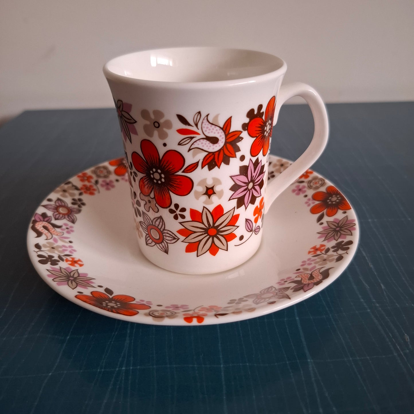 Set of 6 Elizabethan Fine Bone China 'Carnaby' Tea Mugs and Saucers