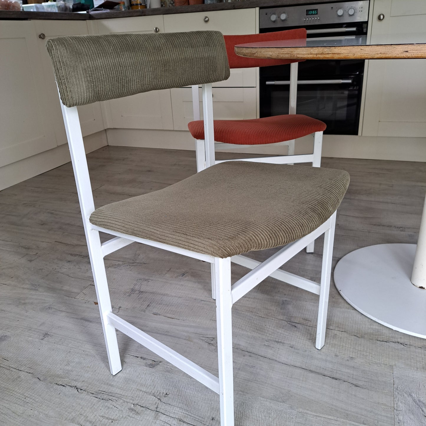 1970s Circular White Table and 4 Chairs