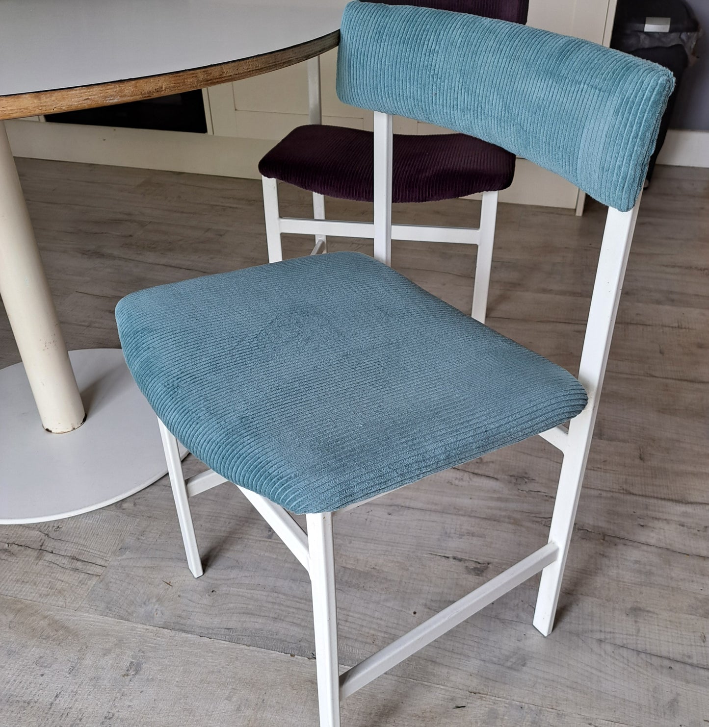 1970s Circular White Table and 4 Chairs