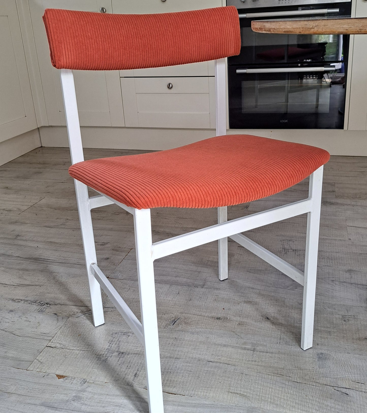 1970s Circular White Table and 4 Chairs