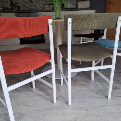 1970s Circular White Table and 4 Chairs