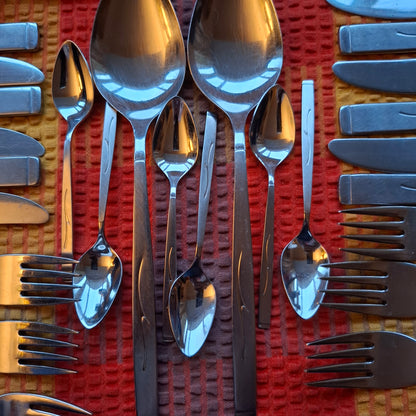 Oneida 'Vanessa' 50-Piece Cutlery Set 1960s